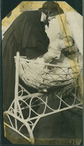 New York Foundling Hospital - Zuster Anna Michella met baby en wieg door American Photographer