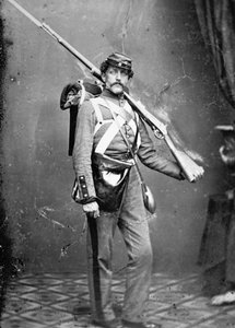 New York State Militiaman met percussiegeweer-musket door American Photographer