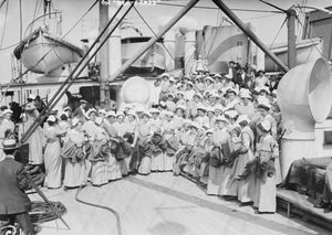 Op het Rode Kruis, 1914 door American Photographer