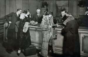 Passagiers kopen kaartjes bij het loket van de Great Northern Railway, Chicago