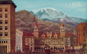 Pikes Peak Avenue, Colorado Springs, Colorado, Pikes Peak in de verte (kleurenfoto) door American Photographer