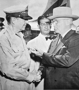 President Harry S. Truman (1884-1972) ontmoet generaal Douglas MacArthur (1880-1964) op Wake Island tijdens de Koreaanse Oorlog, oktober 1950