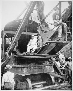 President Theodore Roosevelt in een gigantische stoomschop bij de Culebra Cut tijdens het graven van het Panamakanaal, november 1906