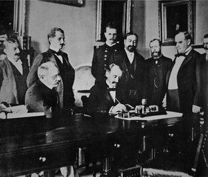 President William McKinley getuigt de ondertekening van het vredesprotocol dat de oorlog met Spanje beëindigde