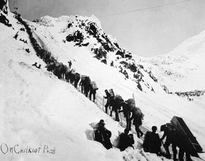 Goudzoekers beklimmen de Chilkoot Pass tijdens de Klondike Gold Rush (1897-98) door American Photographer