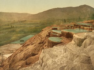 Pulpit Terraces van bovenaf, Yellowstone National Park, ca. 1898 (fotochrom) door American Photographer