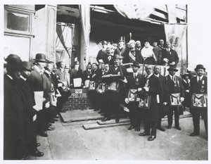 Schomburg onder Vrijmetselaars en Odd Fellows bij de hoeksteenlegging van de Ionische Tempel