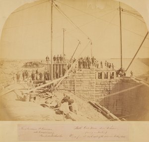 Zuidelijke poort van het nieuwe reservoir, Central Park, tijdens de bouw (albumineprint)