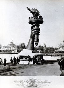 De Hand en Fakkel van het Vrijheidsbeeld, 1876 door American Photographer