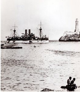 De USS Maine die de haven van Havana, Cuba, binnenvaart, 1898 door American Photographer