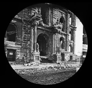 De Westelijke Ingang van het gerechtsgebouw na de Grote Chicago Brand, 1871 door American Photographer