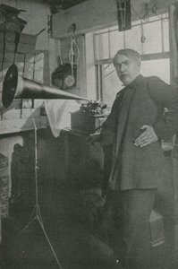 Thomas Edison in zijn werkplaats