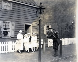 Stadsomroeper op de hoofdstraat, 1926