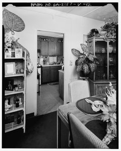 Typisch interieur, eetkamer leidend naar keuken. - Techwood Homes, Gebouw nr. 18