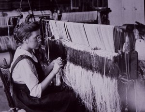 Amerikaanse textielindustrie, textieloperator in Massachusetts katoenfabriek, ca. 1900 (zwart-wit foto) door American Photographer