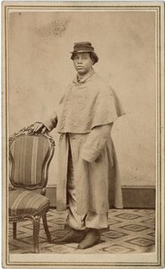 Ongeïdentificeerde Afro-Amerikaanse vrouw in uniform door American Photographer