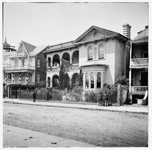 Hoofdkwartier van de Unie op 26 South Battery Street in bezet Charleston, South Carolina door American Photographer