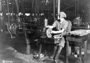 Vrouw boort sleutelgat in voorste vizierdrager voor geweer, Eddystone Rifle Plant, Eddystone, Pa., tijdens de Eerste Wereldoorlog, 1914-18