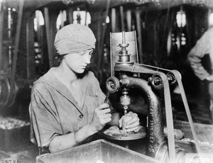Vrouw verzinkt detonatorbuisgat en vult gat in handgranaat bij Westinghouse Electric & Mfg. Co., East Pittsburgh, Pa., tijdens de Eerste Wereldoorlog, 1914-18