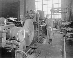 Vrouwen die in een fabriek werken tijdens de Eerste Wereldoorlog, c.1917