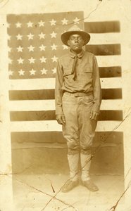 Eerste Wereldoorlog soldaat met Amerikaanse vlag op de achtergrond, 1914-18