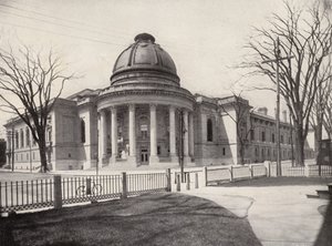 Yale Universiteit: "Rotunda," Woolsey Hall links, Yale Dining-Hall rechts (z/w foto) door American Photographer