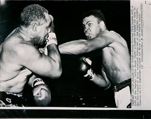 Jonge Cassius Clay scoort met een Linker tegen de Veteraan Archie Moore in de Eerste Ronde van het Gevecht in Los Angeles door American Photographer