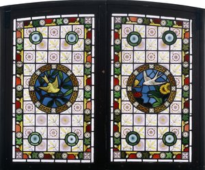 Een paar glas-in-loodramen, ca. 1890 door American School
