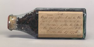 Boston Tea Party theebladeren in een glazen fles, verzameld door T.M. Harris, Dorchester Neck, december 1773 door American School