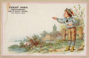 Jongen vliegerend naast meer