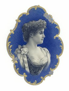 Borstbeeld van een jonge vrouw met kort haar