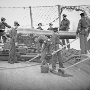 Federale matrozen bemannen een 9-inch Dahlgren kanon door American School