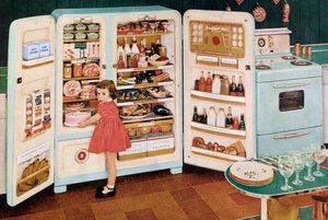 Meisje Haalt een Roze Taart uit een Enorme Koelkast Vol met Eten
