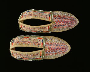 Mocassins (leer, geverfde stekelvarkenveren, kralen  zijde) door American School