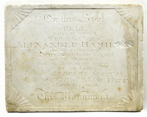 Plaquette voor het cenotaaf dat de plek markeert waar Alexander Hamilton dodelijk gewond raakte tijdens een duel met Aaron Burr, ca. 1805 door American School