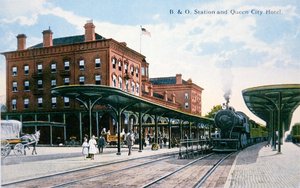 Ansichtkaart van het Baltimore en Ohio Railroad Station en Queen City Hotel, Cumberland, Maryland, ca. 1910