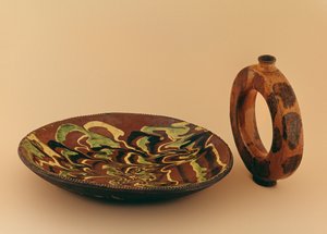 Rood aardewerk ovale schaal met gemarmerde glazuur en waterdrager