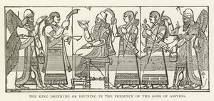 De koning drinkt of voorspelt in aanwezigheid van de goden van Assyrië