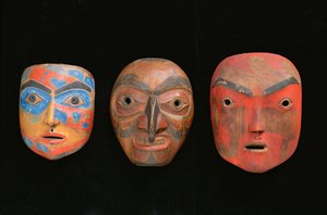 Drie sjamanenmaskers (beschilderd terracotta) door American School