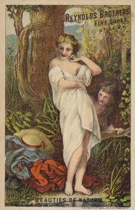 Vrouw kleedt zich uit in het bos