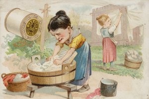 Vrouwen wassen kleren in de tuin
