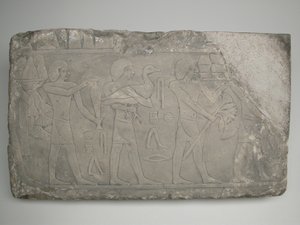 Wandfragment van een graf met offerdragers
