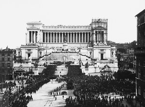 Fascistische viering ter herdenking van de Onbekende Soldaat bij het Altaar van het Vaderland in Rome, 04/11/1922 (zw/w foto)
