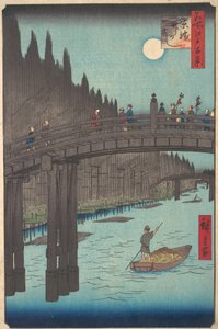 Volle maan boven kanaal, met brug en enorme stapels bamboe langs de oever, ca. 1857 door Ando Hiroshige