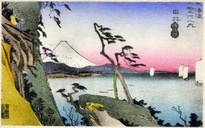 Geografie. Japan. Yui, uitzicht op Fuji, besneeuwd, vanaf Satta-toge, met uitzicht op Saruga Bay. (17e station). Houtsnede door Hiroshige in: Drieënvijftig Stations van de Tokaido (1833-1834). Ansichtkaart, Japan, ca. 1900 door Ando or Utagawa (after) Hiroshige