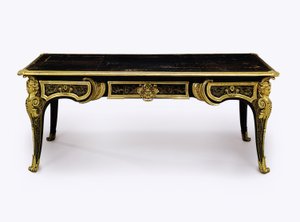 Louis XIV bureau plat met bruin schildpad en verguld brons, ca. 1710 door Andre Charles Boulle