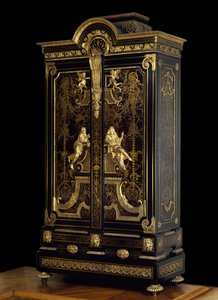Louis XIV stijl meubilair (1661-1715): kast versierd met figuren van Aspasie en Socrates gemaakt van eikenhout, ebbenhout en vergulding door Andre Boulle (1642-1732) Rond 1710 Parijs. Louvre Museum door Andre Charles Boulle