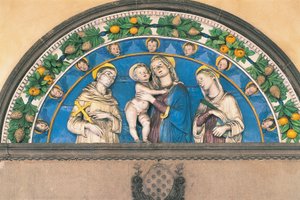 Glazen terracotta lunet met Madonna met kind tussen heiligen
