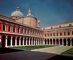 Renaissance architectuur: uitzicht op de kloostergang van de kerk van San Giorgio Maggiore ontworpen door de architect Andrea Palladio