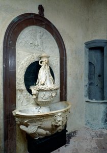 Wijwaterbak met Mediceïsche heraldische elementen